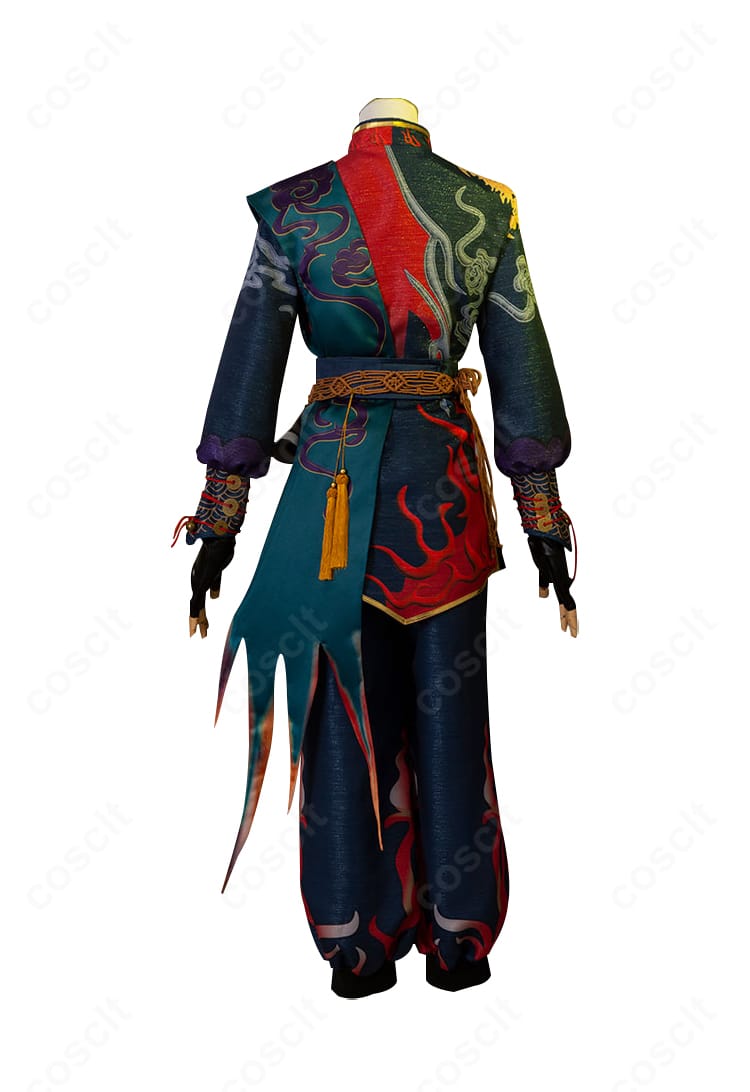 背面全体像。ショールの流れとベルトレイアウト、コルセットベルトまで整ったバックスタイル。