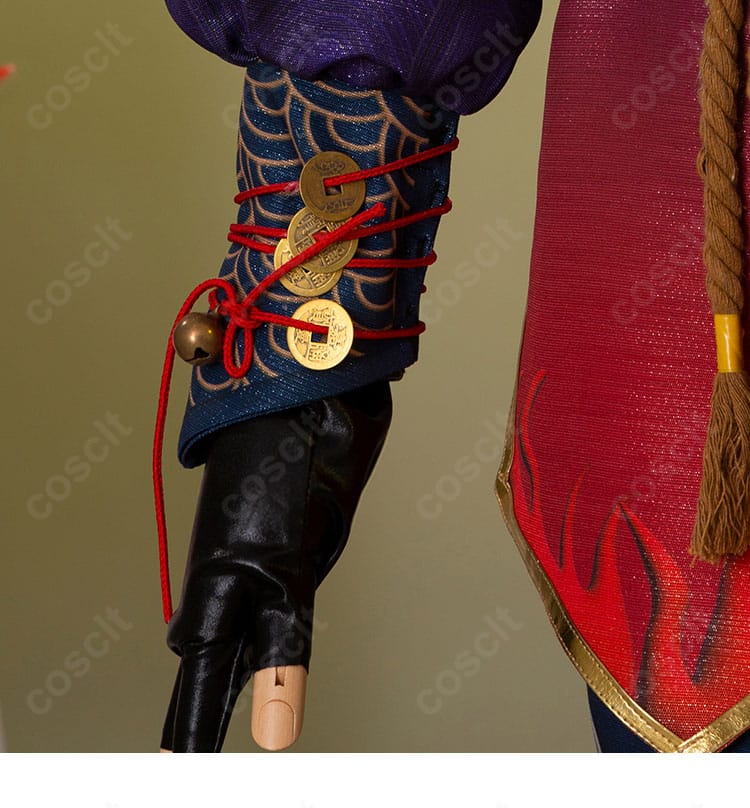 手袋と袖口の銭装飾の拡大。コインモチーフとステッチが見える再現写真。