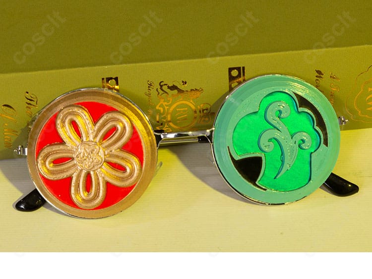 眼鏡の装飾ディテール。フレーム形状と装飾の質感が分かる接写。