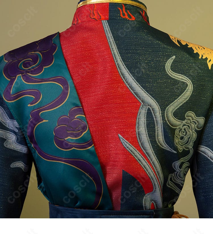 背面ディテールの近景。ショールの留め具とベルトの重なり、背中のラインを確認。