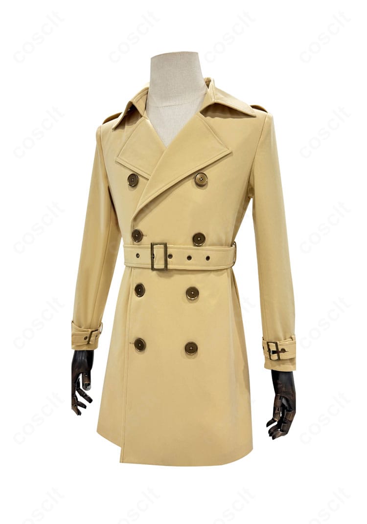 左側面からのディテール。袖の構築とシルエットの綺麗さを強調した高品質トレンチコートのコスプレ写真。