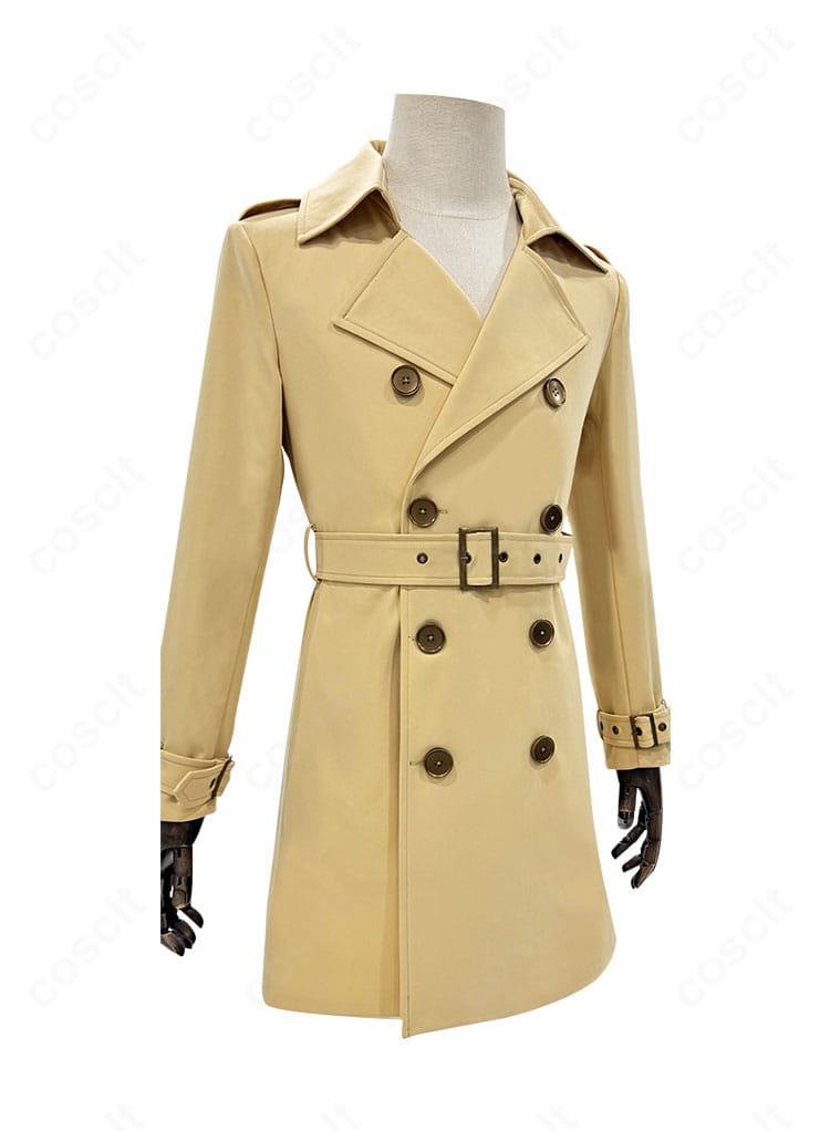 右側面から見た明智吾郎モデルのトレンチ。肩から裾への美しい落ち感とウエストラインの再現を確認できる画像。