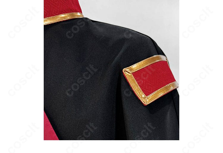 花子くんコスプレ衣装の襟元ディテール。清潔感のあるラインでクールな印象に。