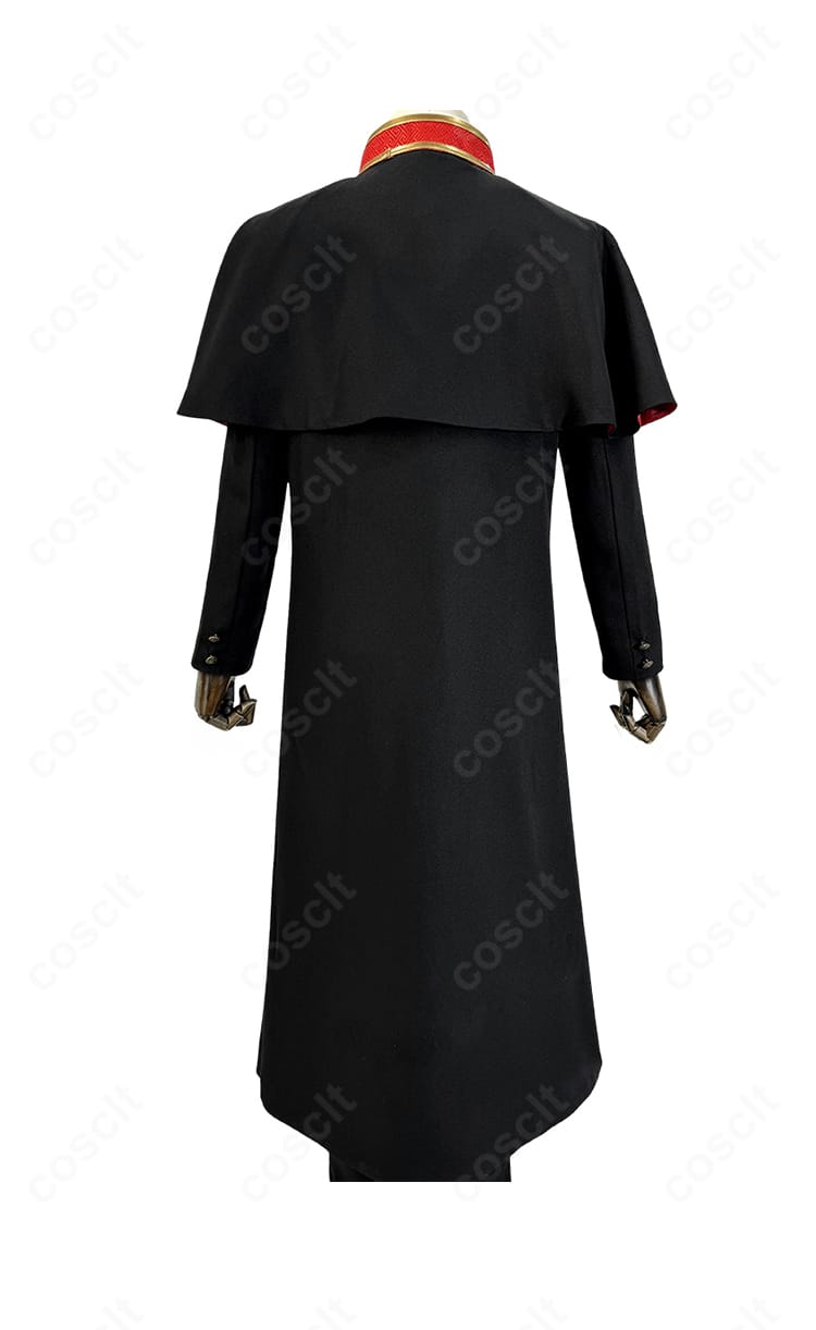 花子くんコスプレ衣装の背面全体。マントの広がりと背中のシルエットが分かる後ろ姿。