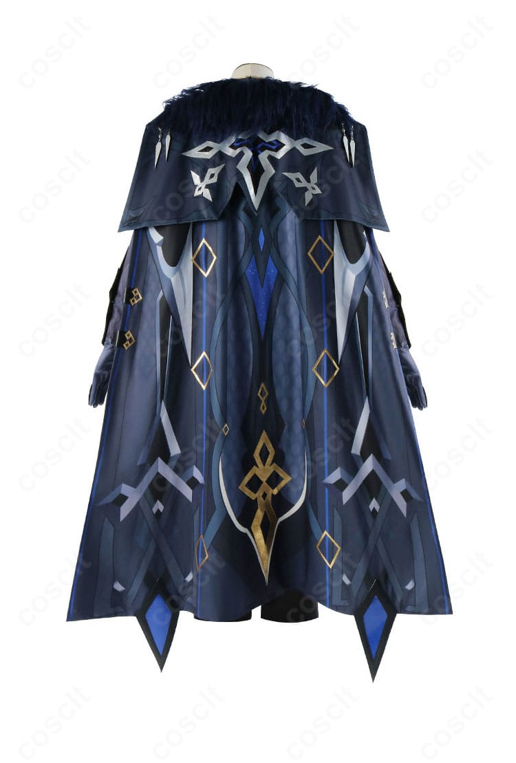 カピターノ コスプレ衣装の背面。マントの落ち感と外套後ろの装飾配置を忠実に表現した後ろ姿。