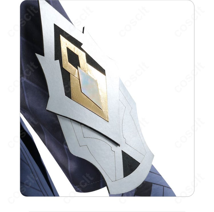 手臂の手鎧ディテール。金属調の質感とベルト留めで戦士らしい雰囲気を再現したカピターノ衣装。