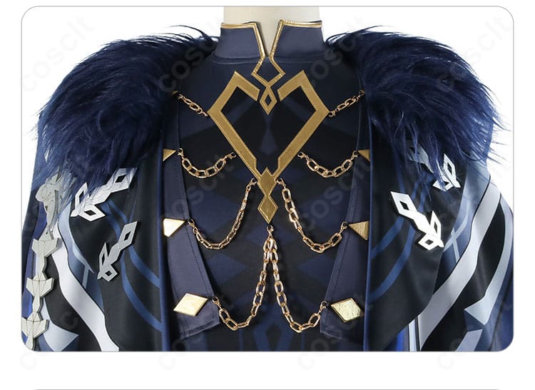 襟元〜胸前の装飾アップ。金属調パーツと刺繍風モチーフで硬質感を演出したカピターノ衣装。