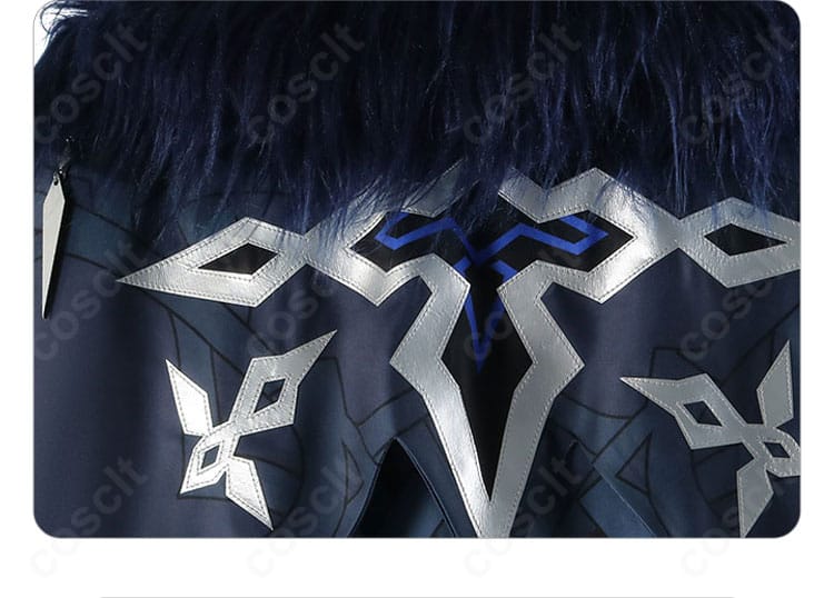 外套背面のファーと装飾細部。毛皮襟の密度と背面意匠の豪華さを示すカピターノ衣装の拡大。