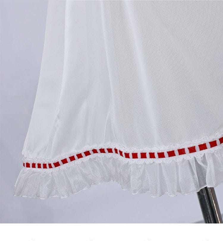 上衣とスカートの接合部装飾アップ。統一感あるデザイン