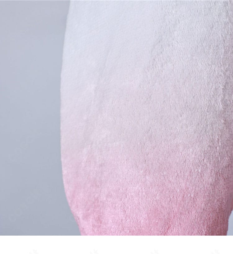 コート裾のトリムと装飾アップ。繊細な縁取りの仕上がり