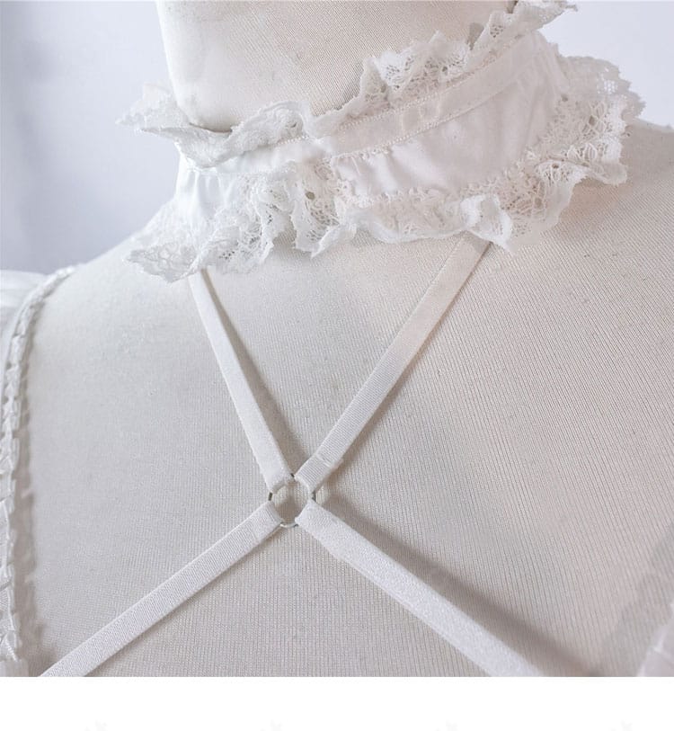 胸元の装飾ディテール。ネックラインの華やかさを強調