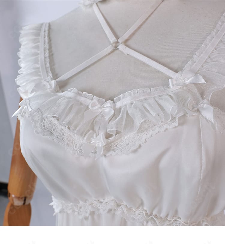 ネックレスのアップ。精巧なトップとチェーンの質感