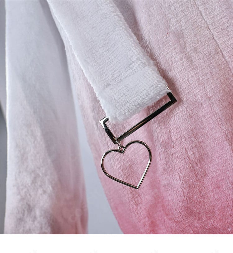 袖口の装飾とカフス部ディテール。写真映えする手元デザイン