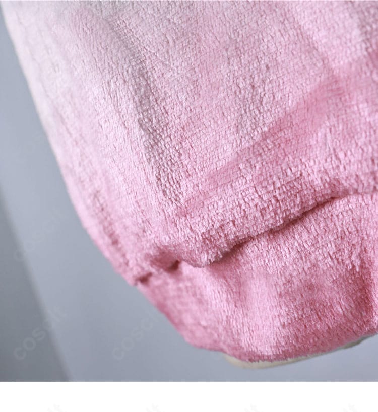 コート前面のチェーン装飾アップ。エレガントなアクセント