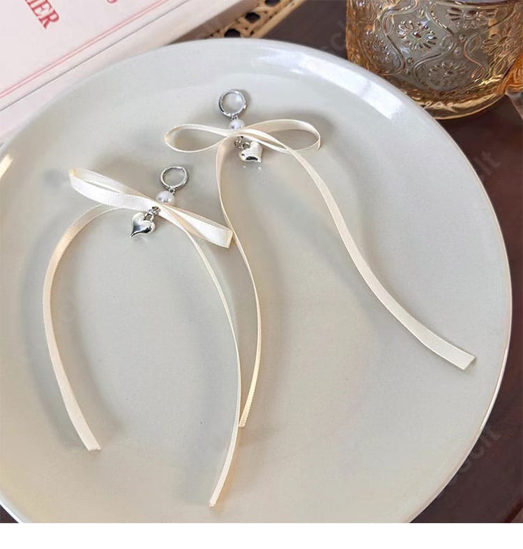 スカート裾のトリム装飾アップ。動きで映えるディテール