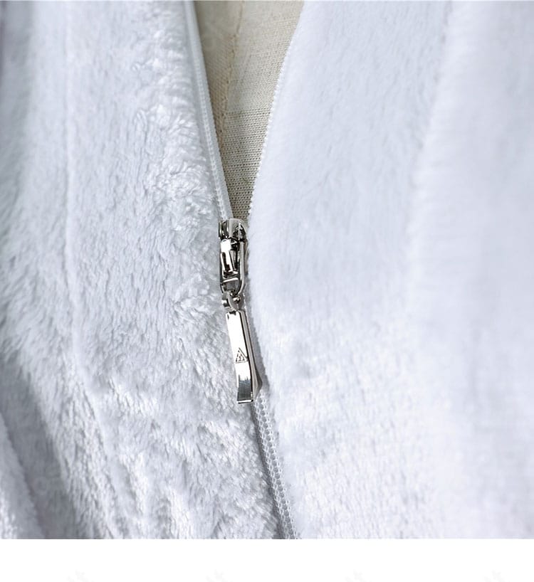 耳飾りのクローズアップ。キャラクター象徴モチーフを精巧に再現