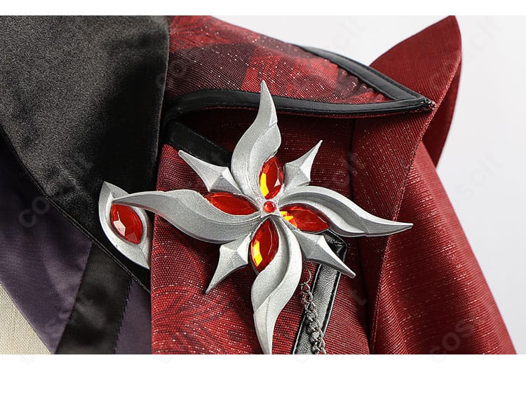 アルレッキーノ衣装の襟元ディテール。左右非対称の意匠と配色、ステッチの仕上がりを強調。