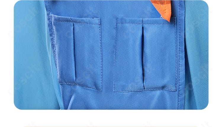 フロリアン・ブランド コスプレ衣装のインナー(シャツ)素材とボタンの近接