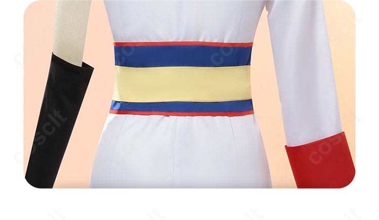 神楽 5年後コスプレ衣装の背面装飾ディテール。背面アクセと縫製ラインの見えるクローズアップ