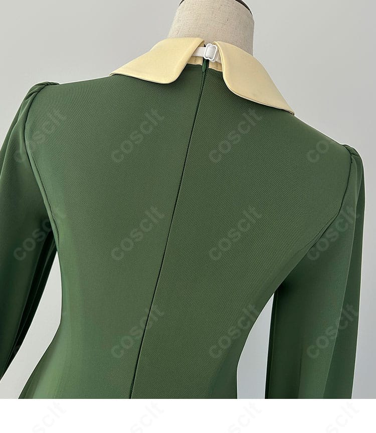 新世紀エヴァンゲリオン 制服コスプレの背面デザイン。縫製と切り替えのこだわりが分かる後ろ姿