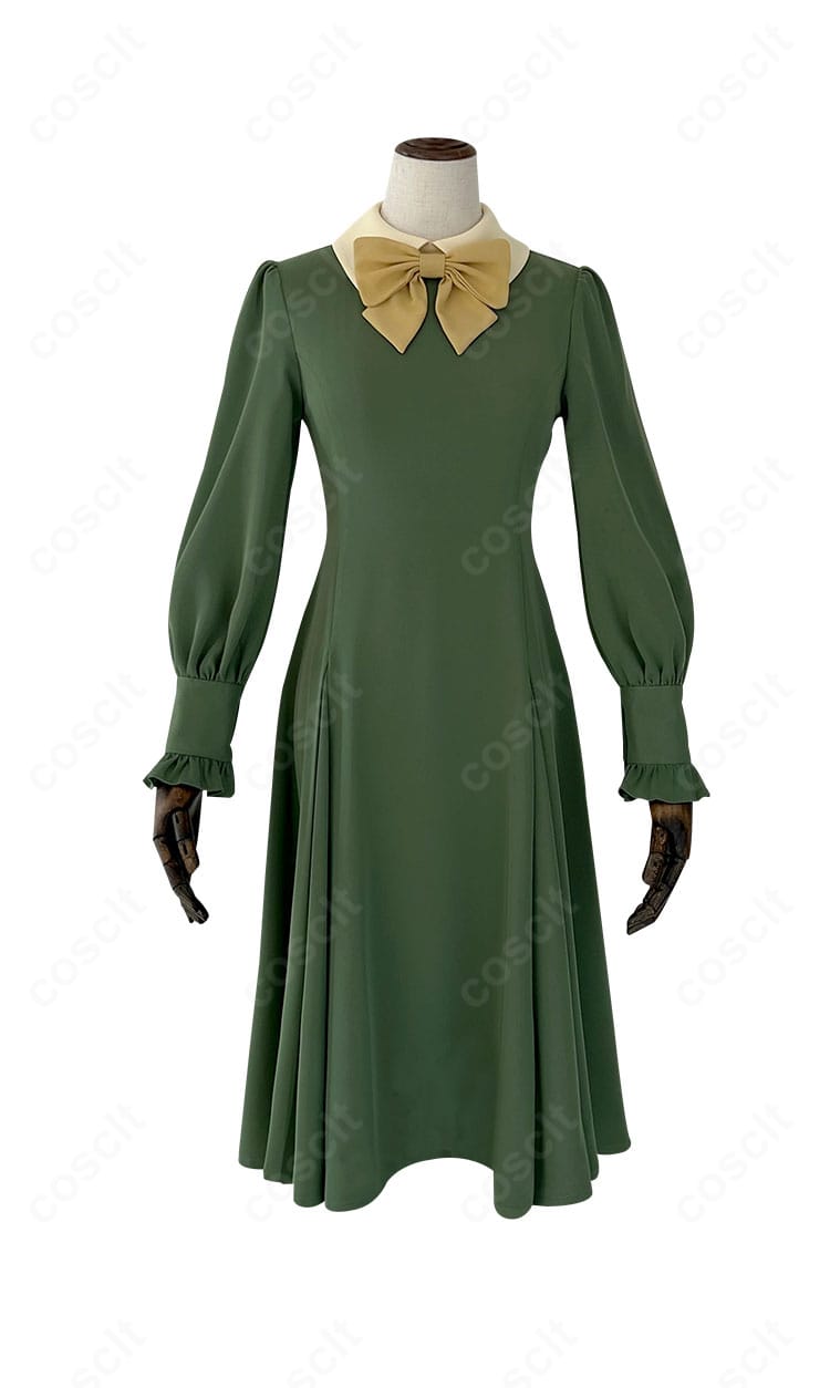 アスカ 制服コスプレの背面ディテール。コートのラインとワンピースの後ろ姿を忠実に再現