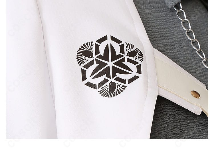 右胸前の刺繍と装飾の接写。立体的な意匠で存在感を強調する後家兼光コスチューム。