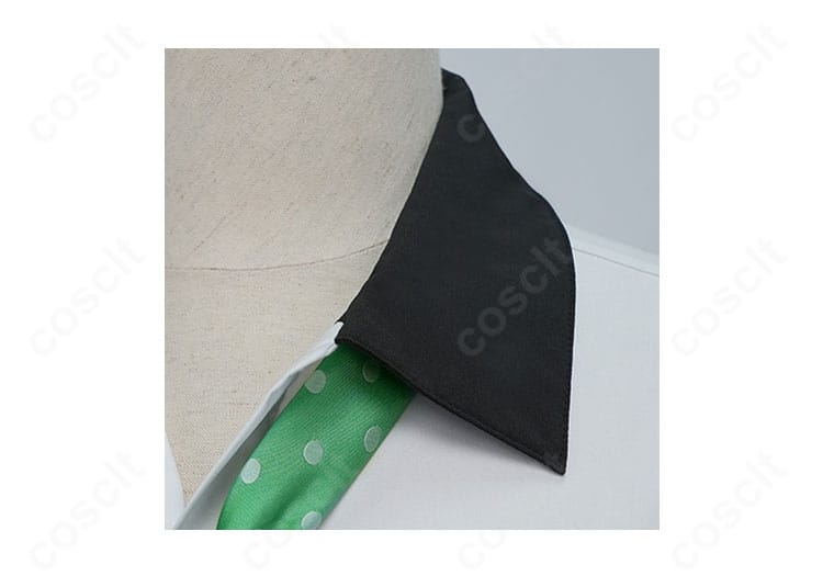 岩鳶高校 夏男子制服の襟元ディテール。ステッチと台襟の形状を整え、端正な首周りを表現。