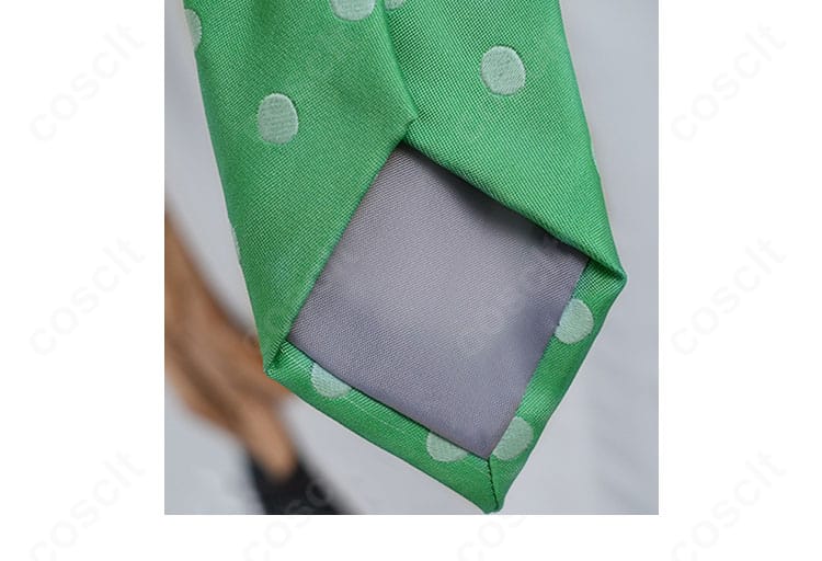 岩鳶高校 夏男子制服のネクタイディテール。ストライプ柄と結び目の形がきれいに出る設計。