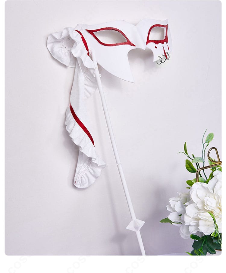 エマ・ウッズの別売り仮面装飾のクローズアップ。形状と模様の彫りを強調した画像