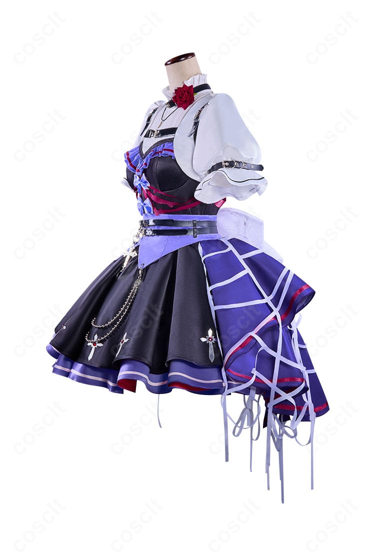 庭師 エマ・ウッズ コンサート衣装の側面。オーバースカートのレイヤーと袖口ディテールを強調