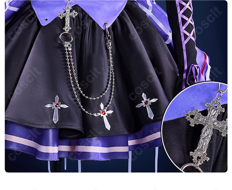 コスプレ衣装の十字架装飾ディテール。金属パーツの質感と取り付け位置の近接写真