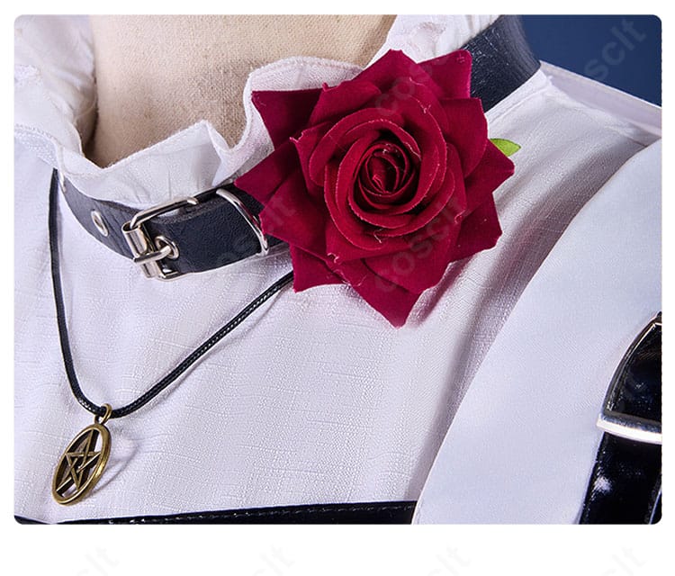 エマ・ウッズ衣装のバラモチーフネックレス装飾のクローズアップ