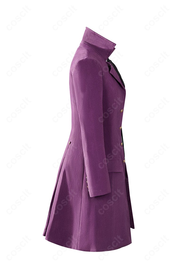 アロイス・トランシー 通常衣装コスプレの側面。コートのラインとショートパンツの丈感を確認できる写真