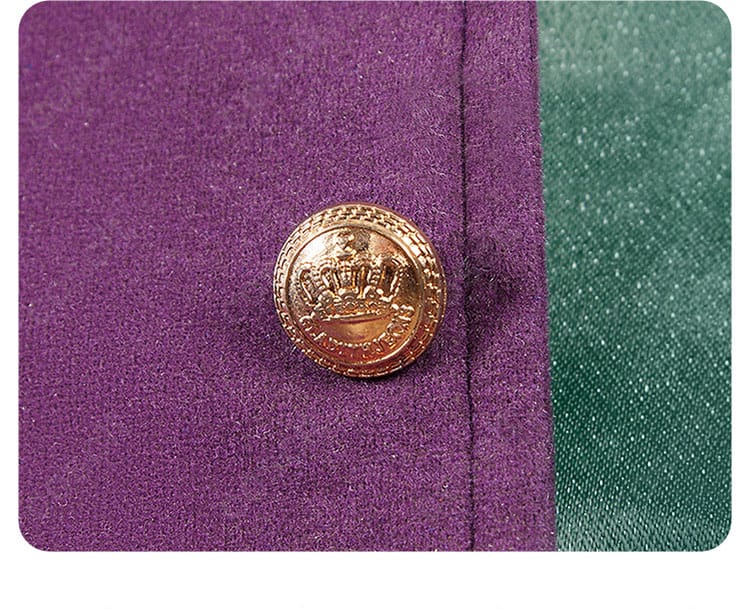 アロイス・トランシー衣装のボタン装飾。配置バランスと質感が分かる近接ショット