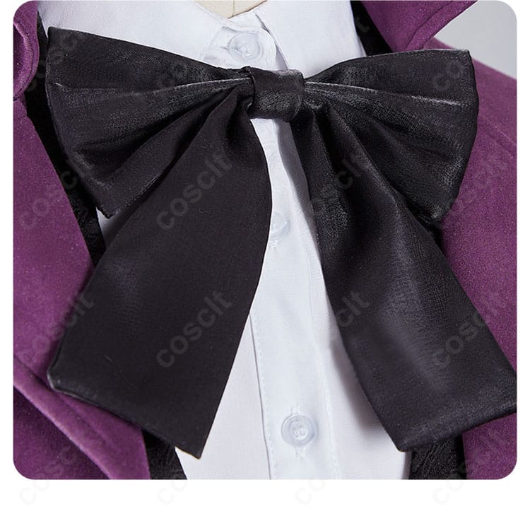 首元スカーフ(蝶ネクタイ風の結び)ディテール。結び目の形と質感に焦点を当てた拡大写真