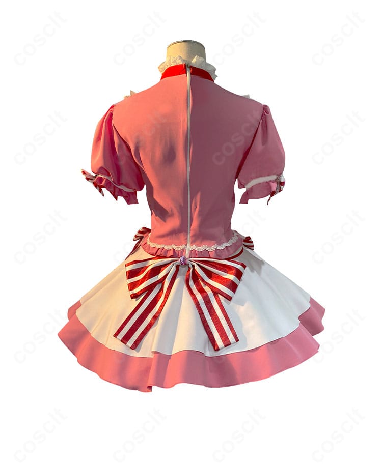 背面図。背部の大型蝶結びと腰リボンのボリューム、背中のシルエットを強調した写真。