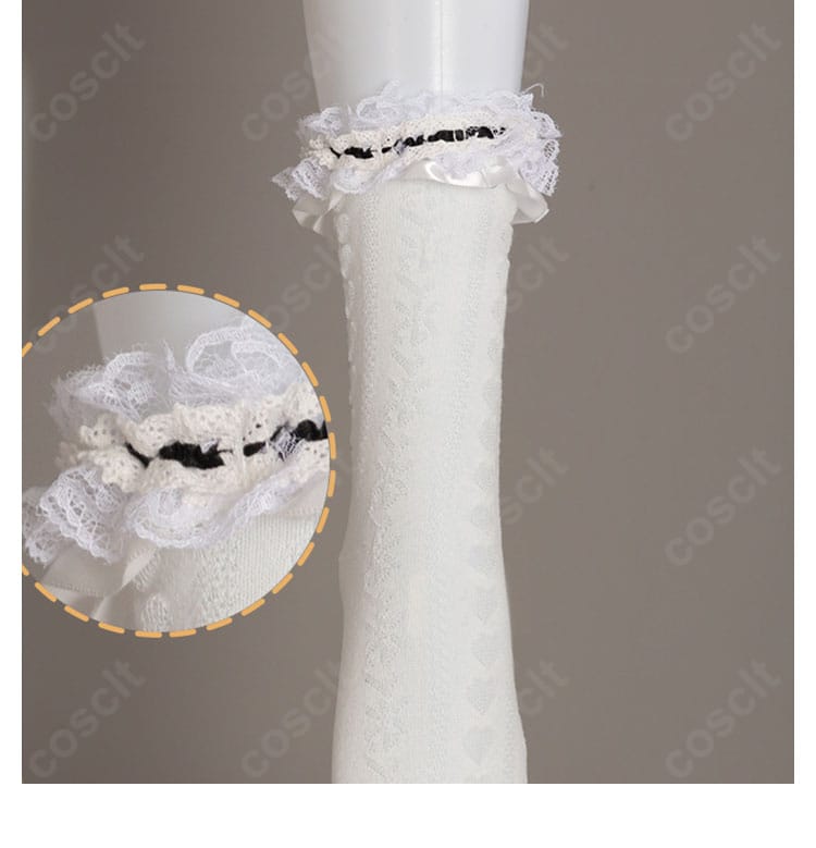 靴下の装飾ディテール。レースとリボンを再現し、足元まで統一感のあるゴシックテイストを演出。