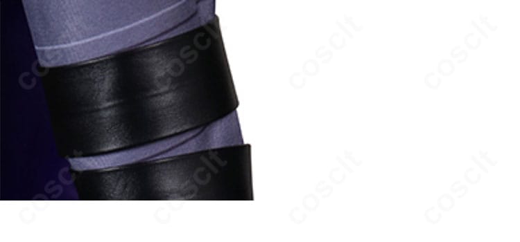 オーメン衣装の腕飾りディテール。面ファスナー固定のバンドと装飾パーツの質感。