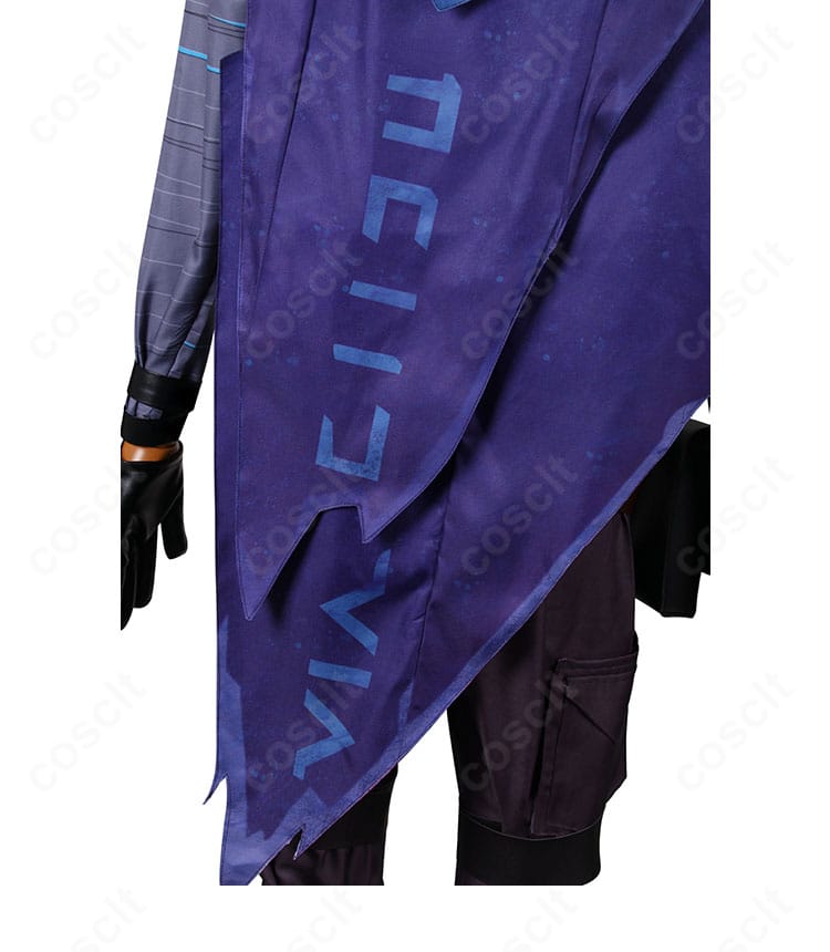 オーメン衣装のマント(披風)ディテール。フードの形状と裾の流れが強調されたカット。