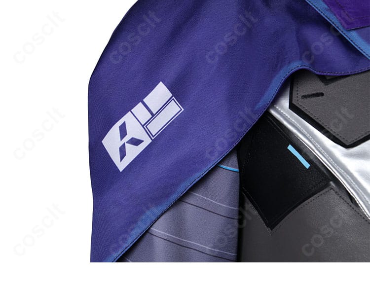 オーメン衣装の肩・袖ディテール。パネルラインとエッジの処理、縫製の美しさが分かる。