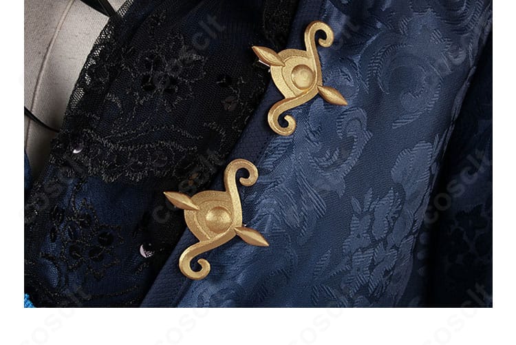 襟元装飾のアップ。スタッズと刺繍のレイヤーで重厚感を強調