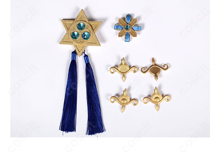 襟元アクセサリーの接写。金属調モチーフと刺繍の組み合わせ