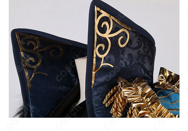 襟装飾の別角度ディテール。金属調パーツの配置バランスを表現