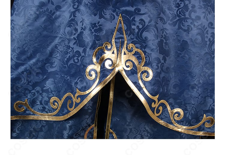 外套背面の総観。流れるドレープと生地のハリ感を示す