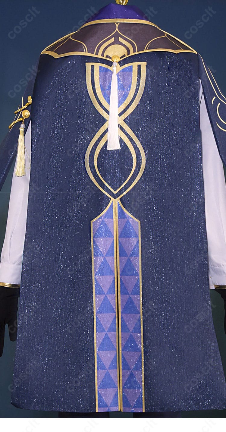 背面ヨークとマント付け根の詳細。精緻な仕上がりでシルエットが整う設計。