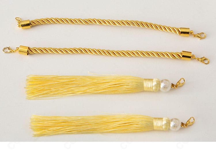 肩部の流蘇装飾アップ。動きに合わせて揺れる華やかな仕上がり。