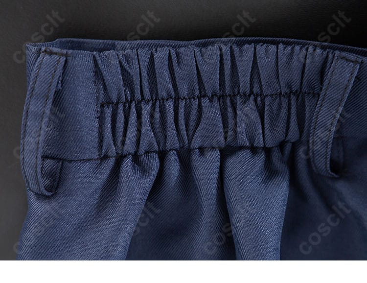 ズボン上部の装飾詳細。ベルト風意匠と金具のポイントを確認。