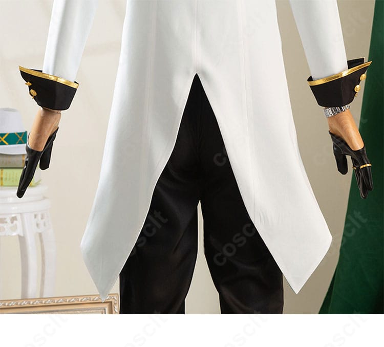 コート裾の装飾と可動性を示す写真。歩行時の揺れ感とデザイン性を表現