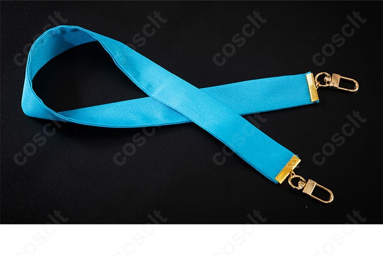 リングと耳飾りのアクセサリー細部。表面の質感と形状が分かる近景