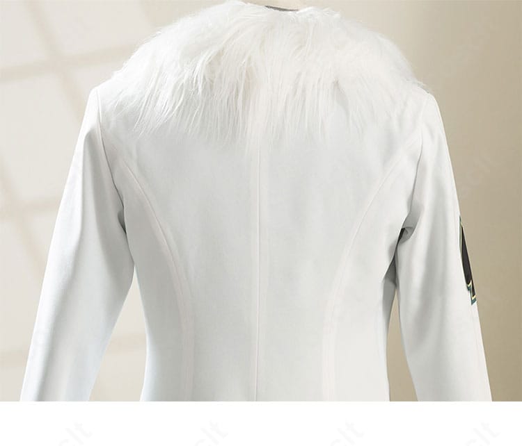 背面ディテールのクローズアップ。背中の装飾パーツと縫製ラインが見える画像